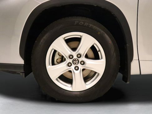 Used 2024 Toyota Highlander LE image 7