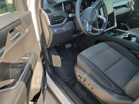 Used 2025 GMC Acadia Elevation image 16