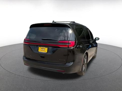 Used 2025 Chrysler Pacifica Limited FWD image 15