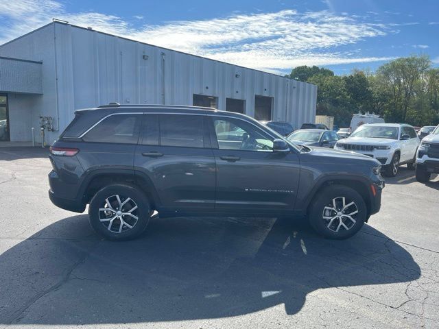 Used 2023 Jeep Grand Cherokee Limited w/ Luxury Tech Group II AWD/4WD image 13