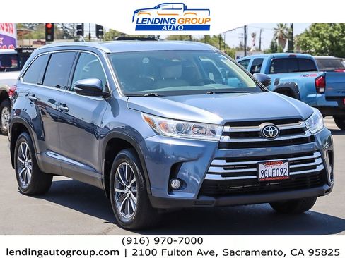 Used 2019 Toyota Highlander XLE w/ Carpet Mat Package (TMS) image 5