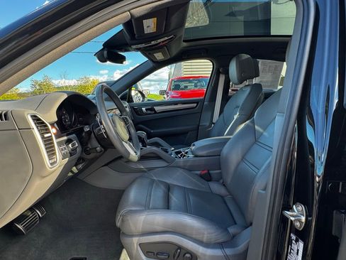 Used 2023 Porsche Cayenne S Platinum image 14