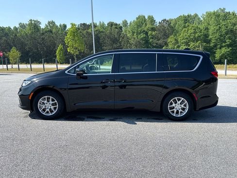 Used 2024 Chrysler Pacifica Touring-L image 4