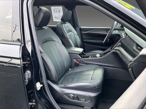 Used 2023 Jeep Grand Cherokee Overland w/ MOPAR Finishing Package image 4