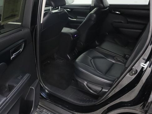 Used 2022 Toyota Highlander XLE FWD image 29