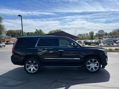 Used 2018 Cadillac Escalade Luxury image 9