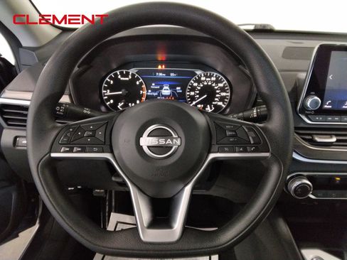 Used 2024 Nissan Altima 2.5 SV image 10