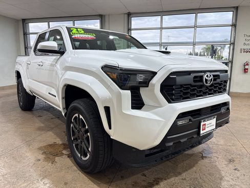 Used 2025 Toyota Tacoma TRD Sport AWD/4WD image 4
