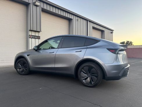 Used 2026 Tesla Model Y 2WD image 9