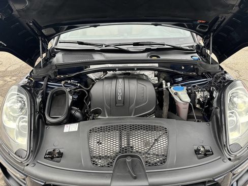 Used 2018 Porsche Macan Base AWD 4dr SUV image 32