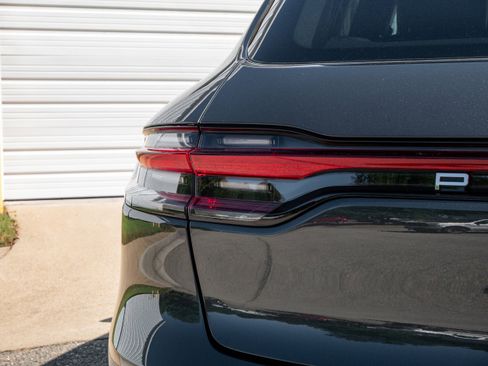 Certified 2026 Porsche Macan AWD/4WD image 9