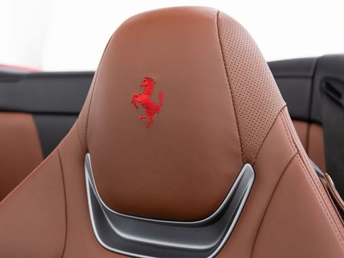 Used 2019 Ferrari Portofino RWD image 25