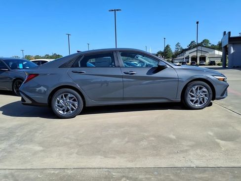 New 2026 Hyundai Elantra Hybrid FWD image 2