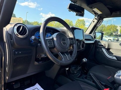 Used 2018 Jeep Wrangler Rubicon w/ Cold Weather Group AWD/4WD image 16