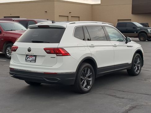 Used 2022 Volkswagen Tiguan SE w/ Panoramic Sunroof Package AWD/4WD image 3