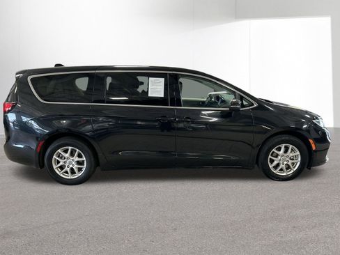 Used 2023 Chrysler Pacifica Touring-L FWD image 40