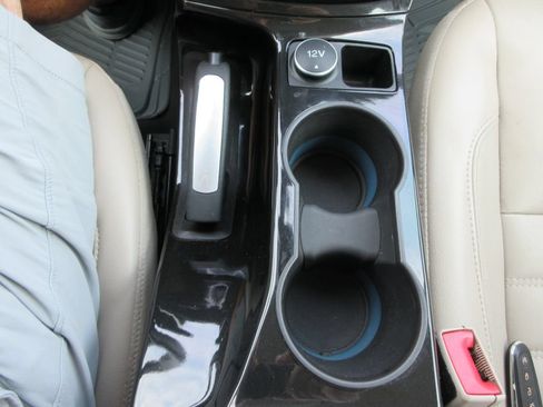 Used 2017 Ford C-MAX Energi Titanium w/ Equipment Group 501A FWD image 28