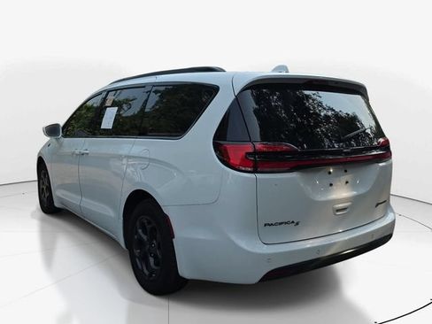Used 2021 Chrysler Pacifica Limited w/ Uconnect Theater Family Group FWD image 8
