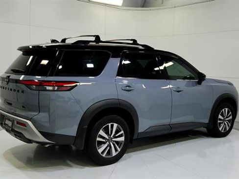 Certified 2023 Nissan Pathfinder SL w/ Black Appearance Package FWD image 8