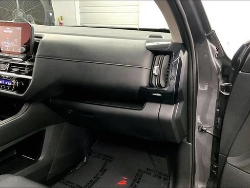 Used 2025 Nissan Pathfinder SV FWD image 18