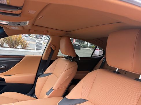 Used 2025 Lexus ES 300h w/ Premium Package image 12