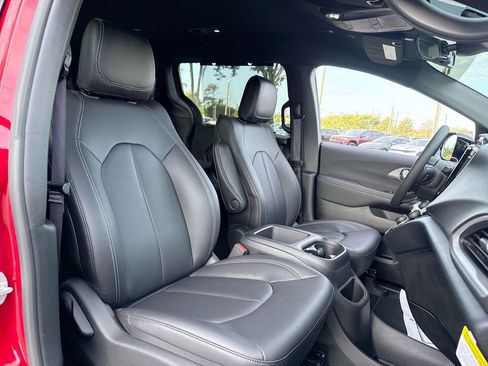 Used 2026 Chrysler Voyager LX image 24