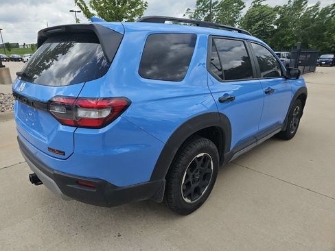 Used 2025 Honda Pilot TrailSport image 5