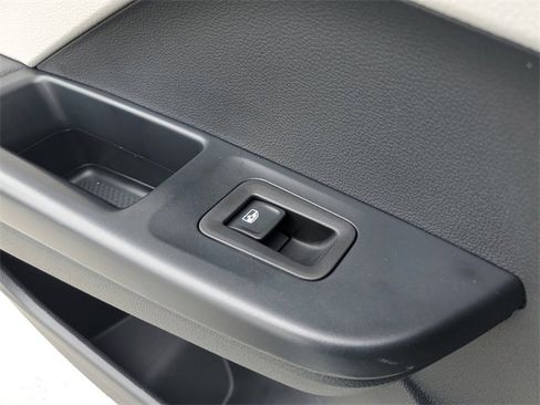 Certified 2025 Volkswagen Taos SE w/ Panoramic Sunroof Package image 14