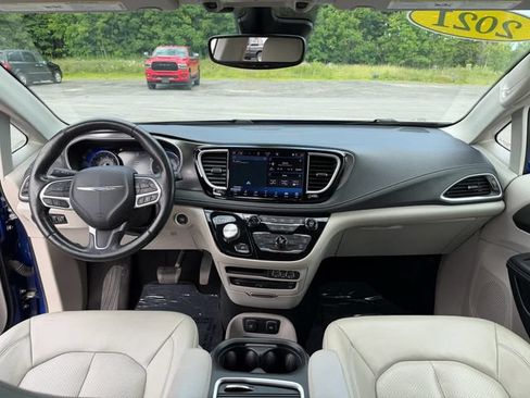 Used 2021 Chrysler Pacifica Touring-L w/ Uconnect Theater Family Group AWD/4WD image 12