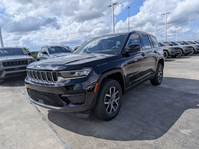 New 2027 Jeep Grand Cherokee Laredo RWD image 8