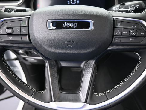 Used 2025 Jeep Grand Cherokee L Laredo image 21