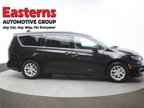 Used 2023 Chrysler Pacifica Touring-L FWD image 45