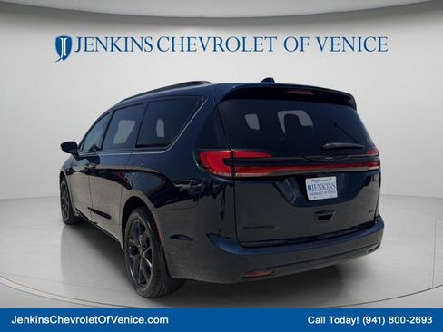 Used 2022 Chrysler Pacifica Touring-L w/ Uconnect Theater Family Group AWD/4WD image 7