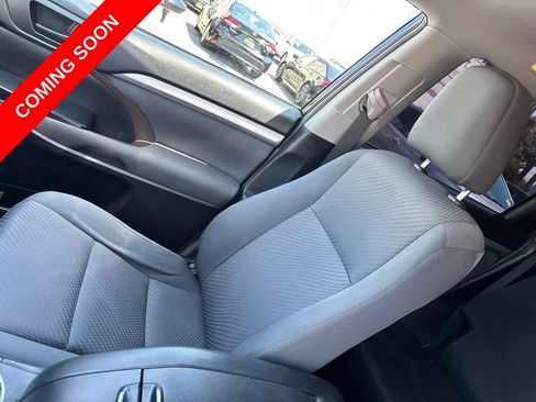 Used 2019 Toyota Highlander LE w/ Carpet Mat Package (TMS) FWD image 17