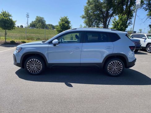 New 2026 Volkswagen Taos SE FWD image 4