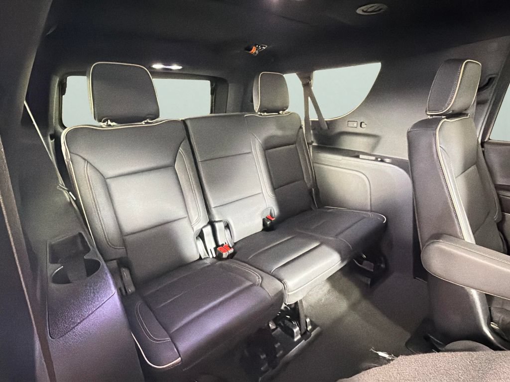 Used 2026 Chevrolet Suburban Premier AWD/4WD image 32