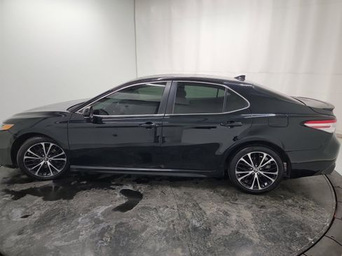 Used 2019 Toyota Camry SE w/ Convenience Package image 4