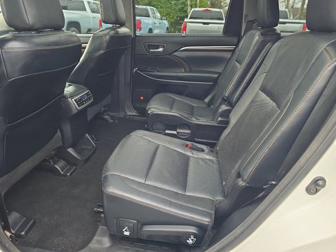 Used 2014 Toyota Highlander Limited Platinum image 18