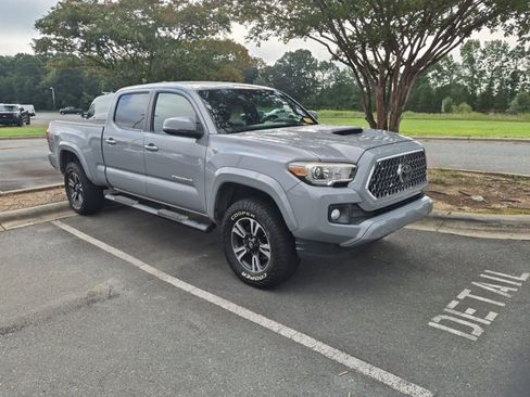 Used 2018 Toyota Tacoma TRD Sport AWD/4WD image 2