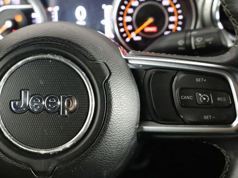 Used 2018 Jeep Wrangler Unlimited Sahara image 10