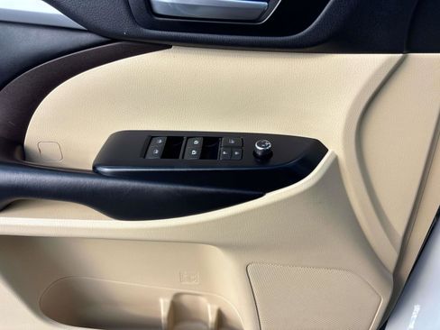 Used 2019 Toyota Highlander XLE image 22