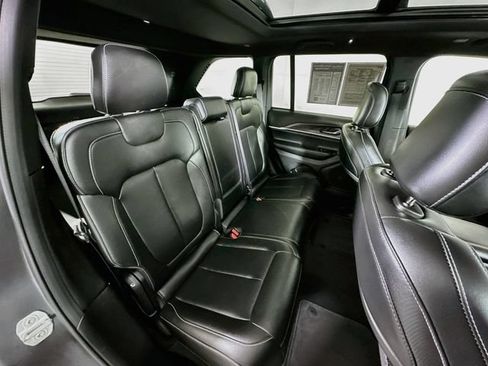 Used 2025 Jeep Grand Cherokee Limited AWD/4WD image 33