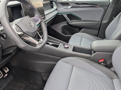 New 2026 Volkswagen Tiguan SE R-Line image 7