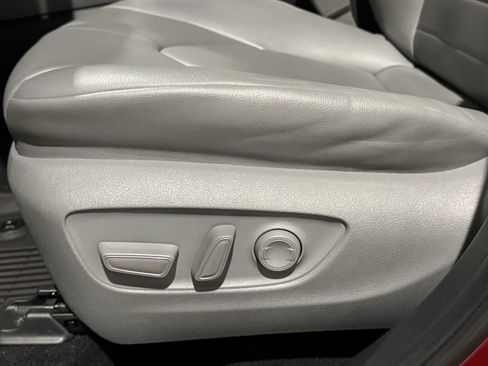 Used 2020 Toyota Highlander XLE image 27