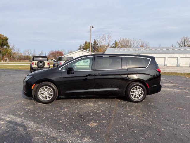 Used 2027 Chrysler Pacifica Select FWD image 3