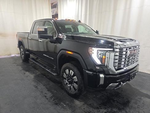 Used 2025 GMC Sierra 3500 Denali w/ Denali Reserve Package AWD/4WD image 2