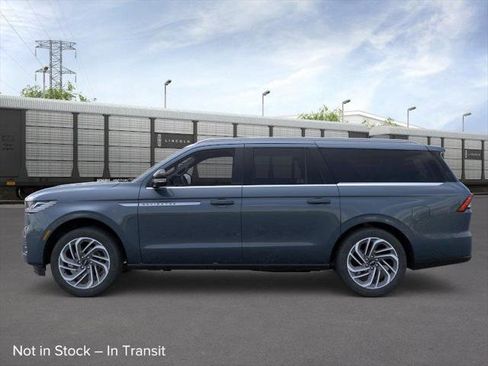 New 2026 Lincoln Navigator L Reserve AWD/4WD image 3