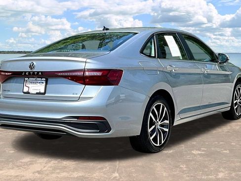 Used 2025 Volkswagen Jetta SE FWD image 8