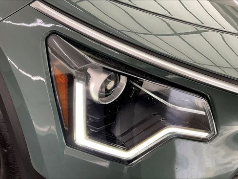 Used 2023 Kia Niro EX image 28