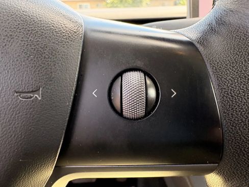 Used 2022 Tesla Model Y Long Range AWD/4WD image 17